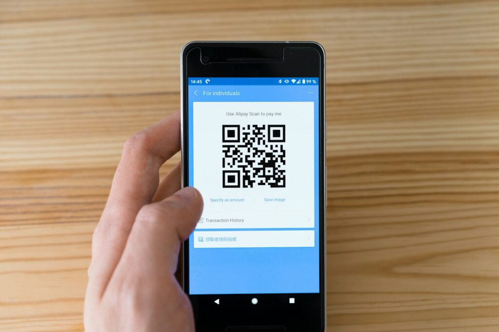Teléfono móvil mostrando un código QR; consejos para reconocer enlaces sospechosos y evitar fraudes