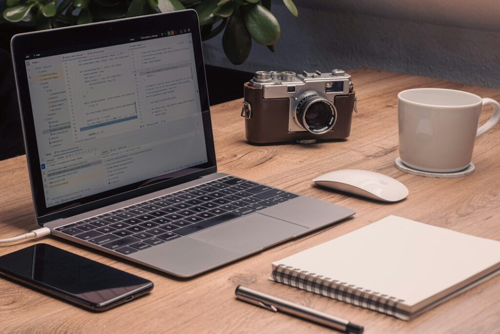 Ordenador portátil y equipo de trabajo en escritorio para revisión de página web