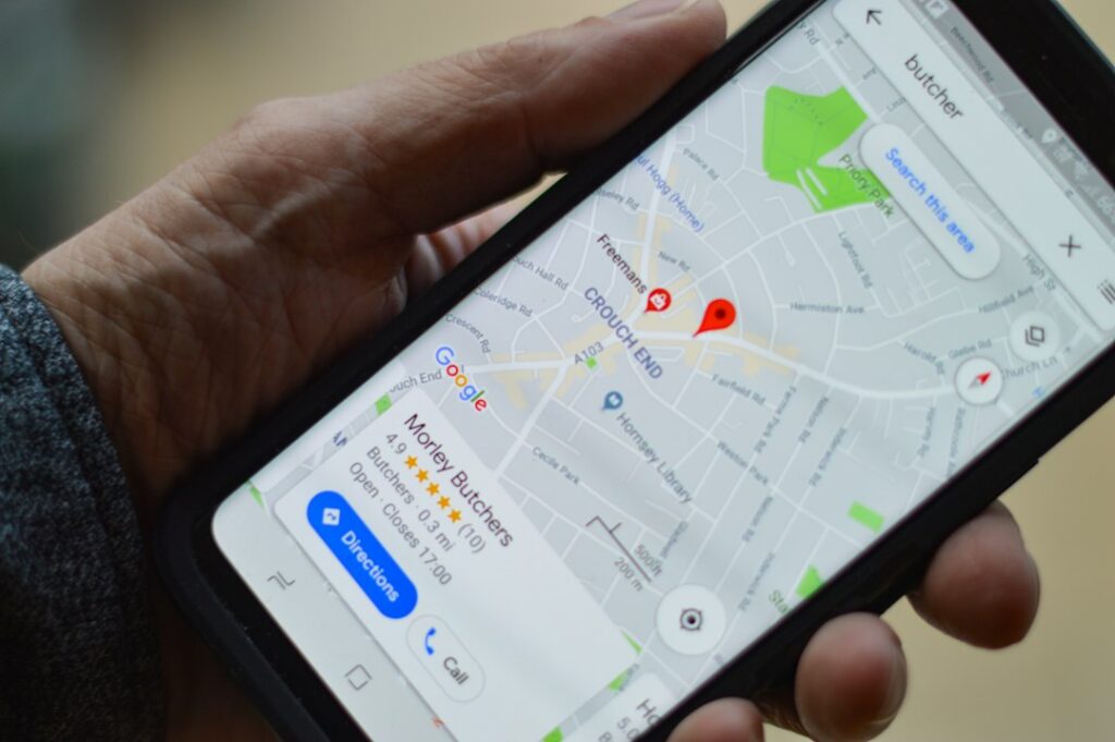 Persona consultando un mapa en un teléfono móvil, relacionado con la ficha de empresa en Google Maps