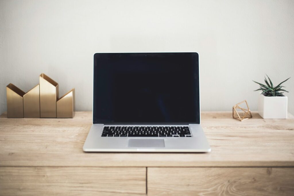 Ordenador portátil en escritorio para revisar vencimiento del dominio web