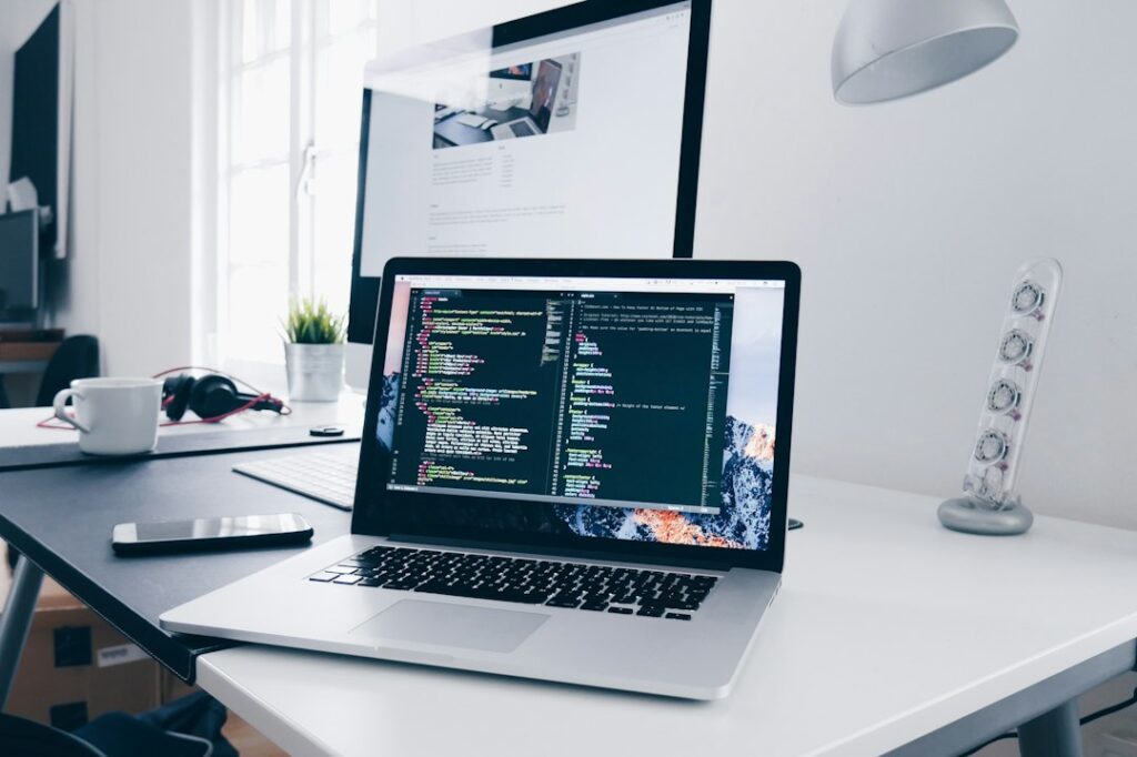 Ordenador portátil en espacio de trabajo utilizado para revisar y mantener plugins de WordPress