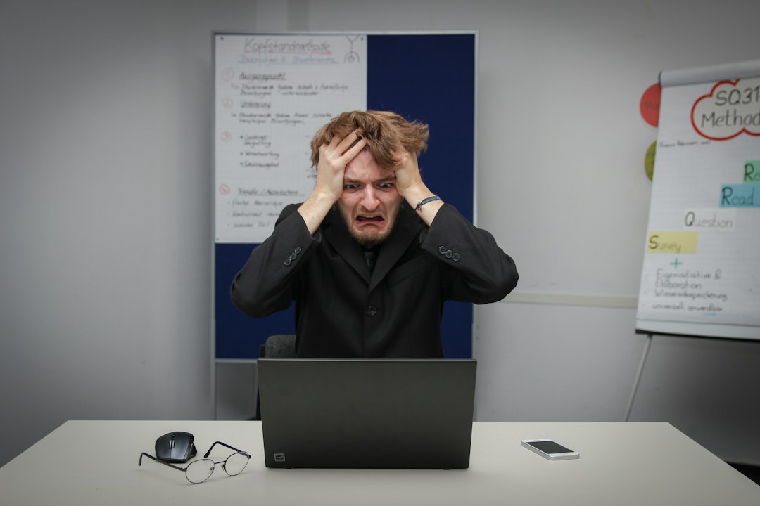Profesional revisando una página web en un ordenador portátil